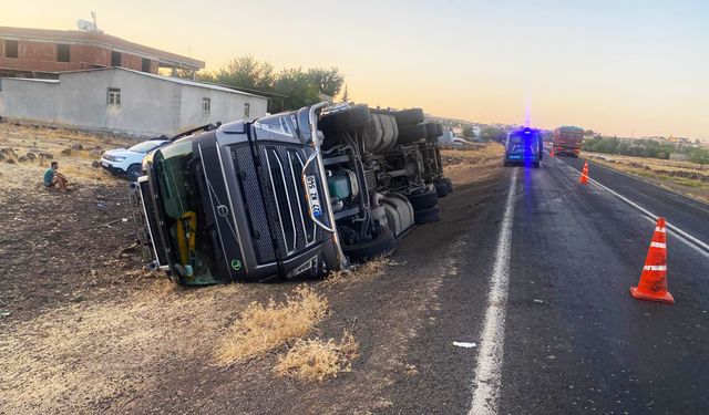 Şanlıurfa'da hayvan yüklü tırın devrilmesi sonucu 2 kişi yaralandı