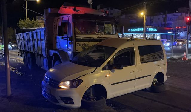 Şanlıurfa'da kamyonla hafif ticari aracın çarpıştığı kazada 1 kişi yaralandı
