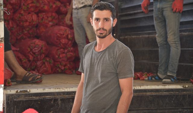 Şanlıurfa'da rüzgarın etkisiyle hareket eden gölgelik şemsiyeyi tutmaya çalışan kişi yaralandı