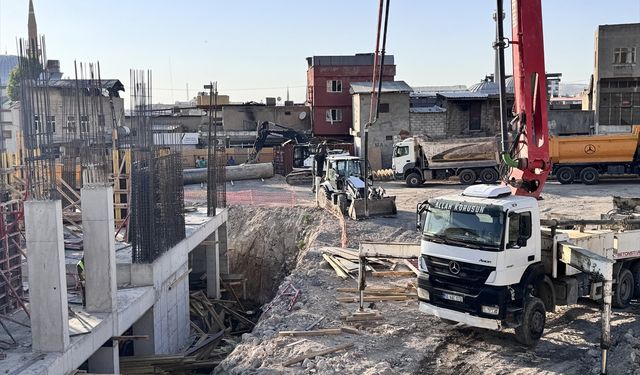 Siirt'te eski yapılarıyla risk oluşturan Karakol Mahallesi kentsel dönüşümle yenileniyor