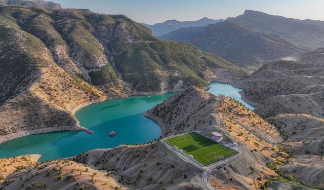 Şırnaklı gençlerin tarladan baraj gölü manzaralı stada uzanan futbol öyküsü