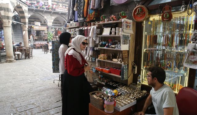 Yurtlarda ücretsiz konaklayan gençler tatil için 40 dereceyi aşan sıcakta Diyarbakır'a geldi