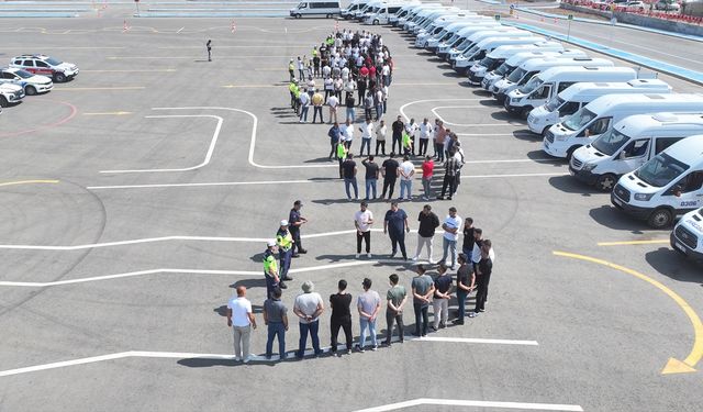 Batman'da Okul Servis Sürücülerine Trafik Eğitim Verildi
