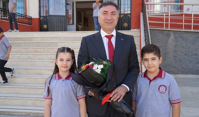 REKTÖR PROF. DR. İDRİS DEMİR HÜSEYİN ÖZAY İLKOKULU ÖĞRENCİLERİYLE BULUŞTU