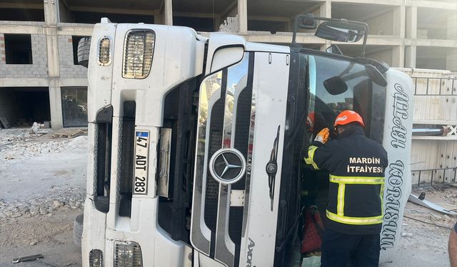 Mardin'de Devrilen Tırın Sürücüsü Yaralandı