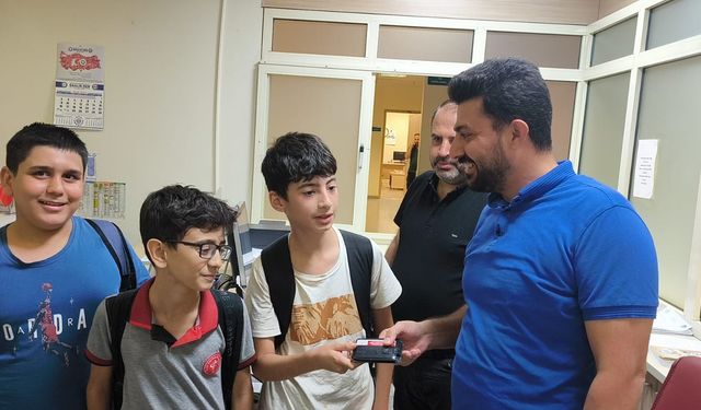 Siirt'te öğrenciler bulduğu cüzdanı sahibine teslim etti