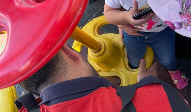 Siirt'te Parktaki Çocuğu İtfaiye Ekipleri Kurtardı