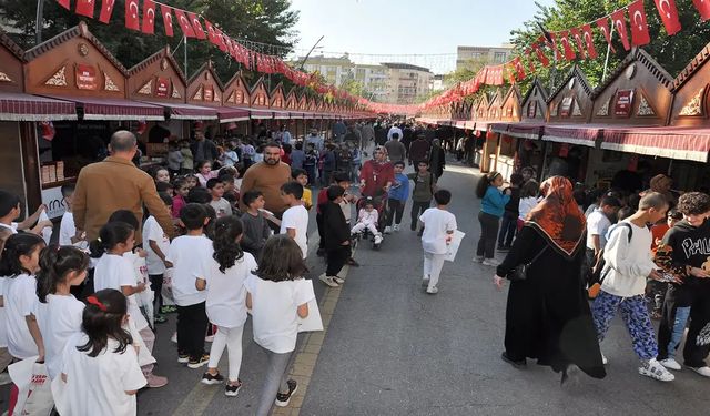 Batman Kitap Fuarı'nda Bugün Şermin Yaşar ve Ali Emre Sahne Alıyor