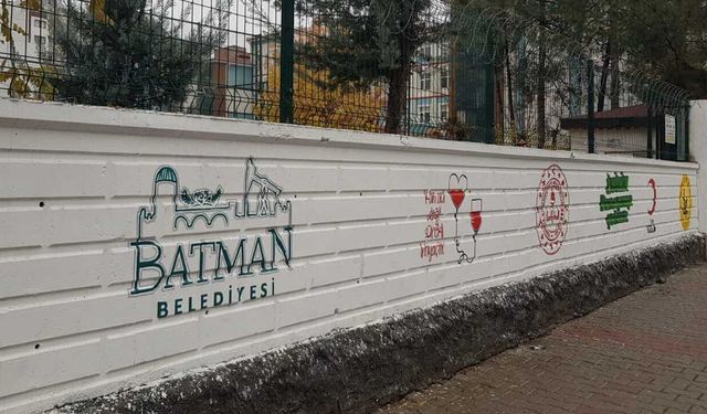 Batman'daki Okulların Kirli Duvarları Boyanarak Güzelleştiriliyor