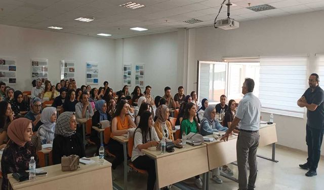Rektör Demir'den Fen Edebiyat Öğrencilerine İlk Ders