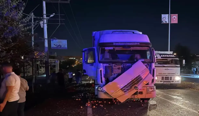 Kozluk'ta Tır Tıra Çarptı