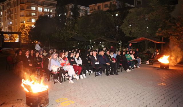 Siirt'te Yurt Öğrencilerine Açık Hava Sinema Keyfi