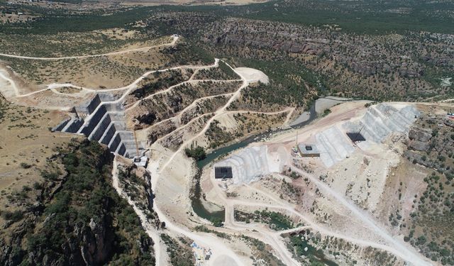 Silvan'da 'Taşköprü Viyadüğü ve Bağlantı Köy Yolları' Yapımı Sürüyor