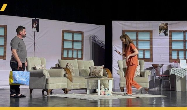 Batman'da Ücretsiz Tiyatro Şöleni "Aramızdaki Duvarlar" Yoğun İlgi Gördü