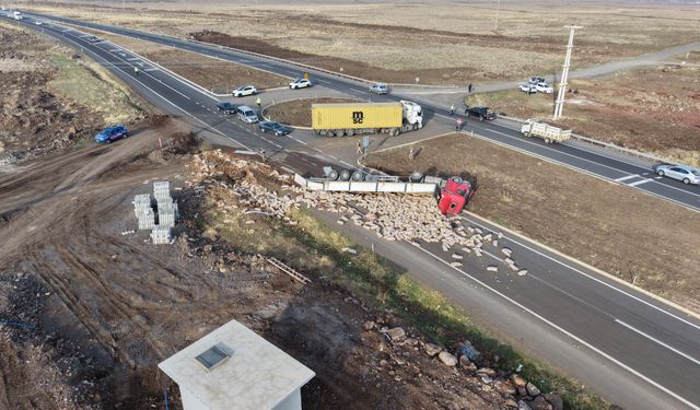 Diyarbakır-Şanlıurfa Yolunda Patates Yüklü Tır Kazası: Ulaşım Normale Döndü