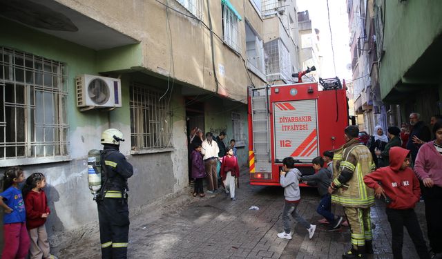 Diyarbakır'da Bir Binada Çıkan Yangında 8 Kişi Dumandan Zehirlendi