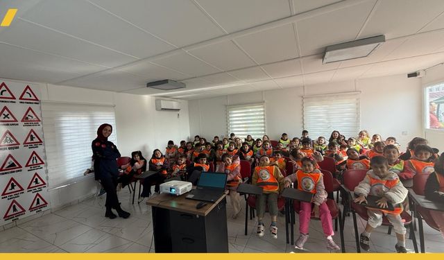 Batman İtfaiyesinden 102 Minik Öğrenciye Uygulamalı Yangın Tatbikatı