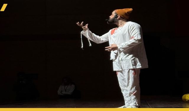 Batman Sahnesi Büyüledi! Tiyatro Festivalinde 'Deliyim' Oyununa Ayakta Alkış Yağdı