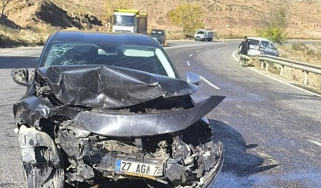 Siirt'te İki Araç Çarpıştı, Yaralılar Hastaneye Kaldırıldı