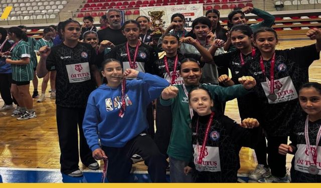 Batman Yıldız Kızlar Hentbolda 'TOKİ Kâzımkarabekir Ortaokulu' Zirvede