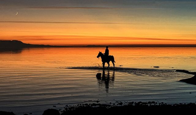 Van Gölü'nde Gün Batımı Resitali