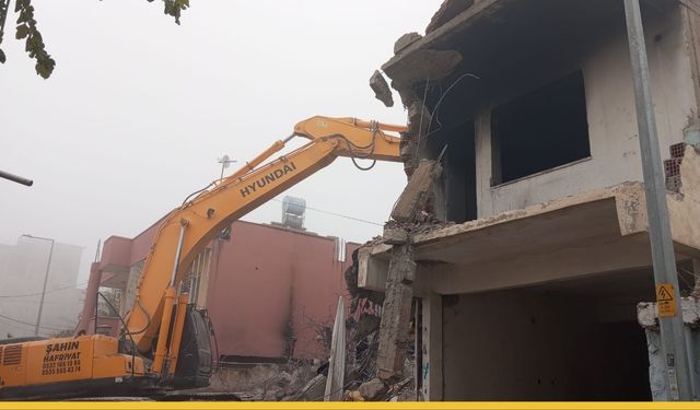 Batman'da Huzuru Kaçıran Yapılara Son: Çökme Riski Taşıyan 6 Metruk Bina Yıkıldı