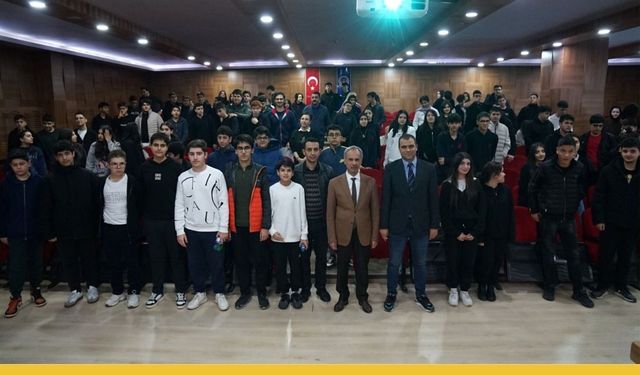 Batman’da "Madde ve Enerjinin Evrendeki Rolü" Konuşuldu