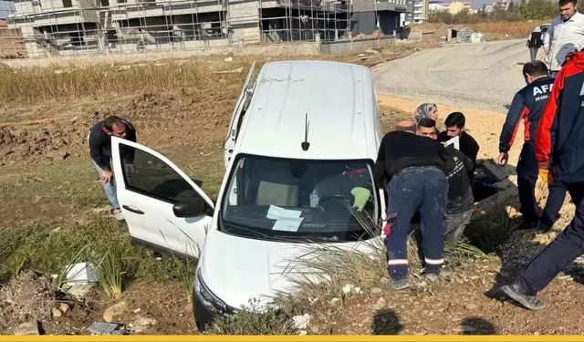 Gültepe'de Kontrolden Çıkan Otomobil Su Kanalına Yuvarlandı: Sürücü Kurtarıldı