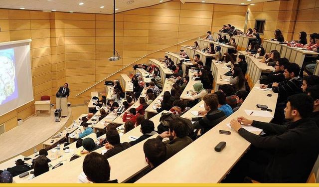 Özvar Harekete Geçti: Ders Yükleri Azalıyor, Staj Süreleri Uzuyor! Üniversite Hayatı Değişiyor