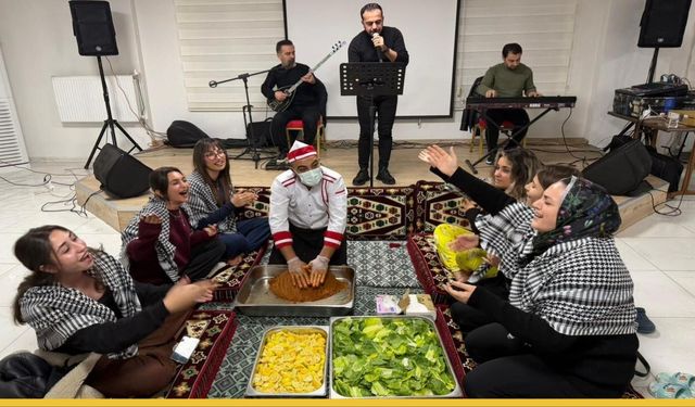 Süveybe Ana Kız Yurdu'nda Öğrencilere Moral Depolayan Sıra Gecesi Düzenlendi