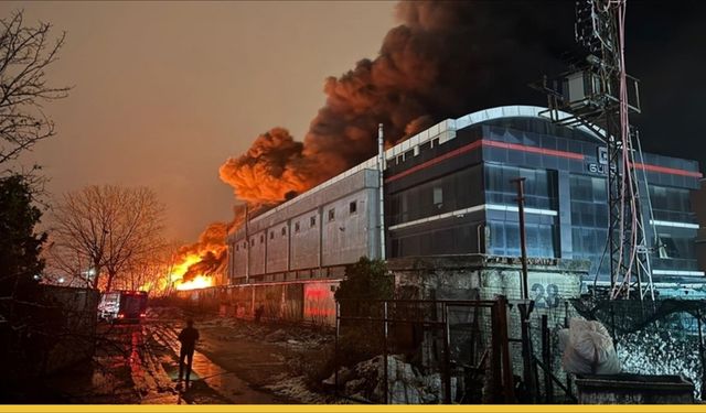 Esenyurt’ta Alev Geceyi Yuttu: Patlamalarla Sarsılan Fabrikada Mücadele Sürüyor