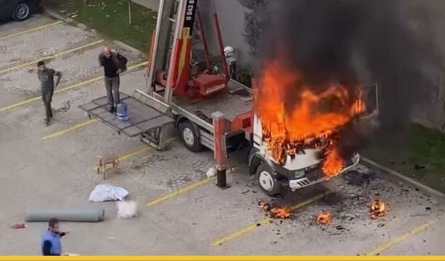 Panik Dolu Anlar: Bursa'da Taşınma Sırasında Vinç Alev Topuna Döndü, Vatandaşlar Damacanalarla Söndürmeye Çalıştı