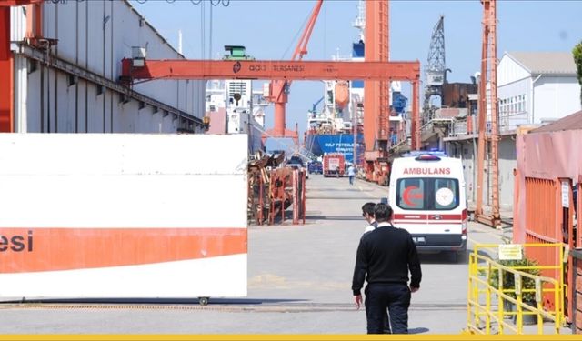 Tuzla Tersanesi’nde Alevler Dev Gemiyi Esir Aldı: Yangın Katlara Yayılıyor!