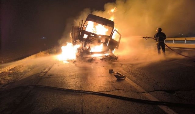 Nusaybin'de Korkutan Kaza: İki Tır Çarpıştı, Bir Araç Yandı