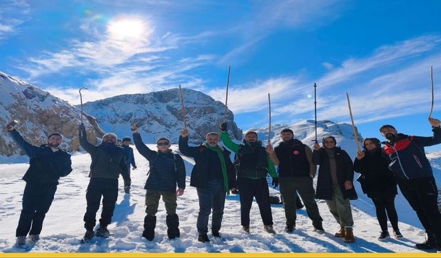 Sason Mereto Dağı Zirvesi: Harrut Yaylası'na Doğaseverlerden Karlı Havada 4 Saatlik Zorlu Tırmanış