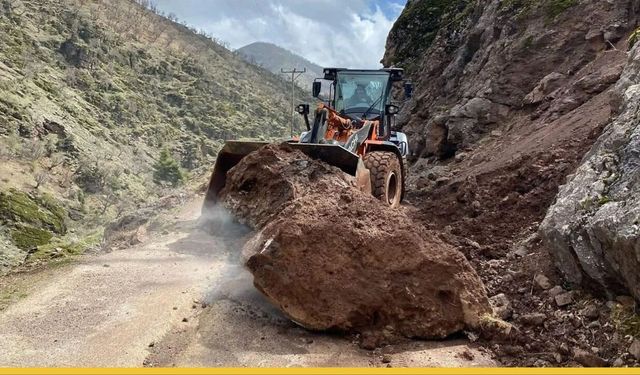 Sason'da Doğa ile Mücadele: Şiddetli Yağış Sonrası Kapanan Köy Yolları Açılıyor