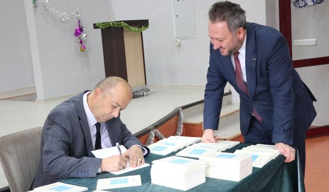 Siirt'te Engelleri Aşan Başarı: Zihinsel Engelli Aslan Çevik'in 'Umutlarım' Kitabı Raflarda