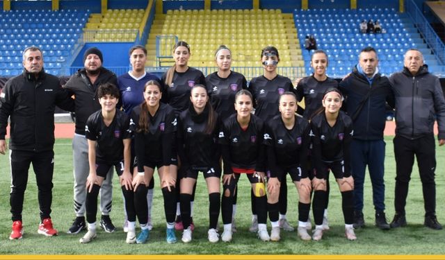 1955 Batman Belediyespor Kadın Futbol Takımı Van'da Kar Engeline Takıldı