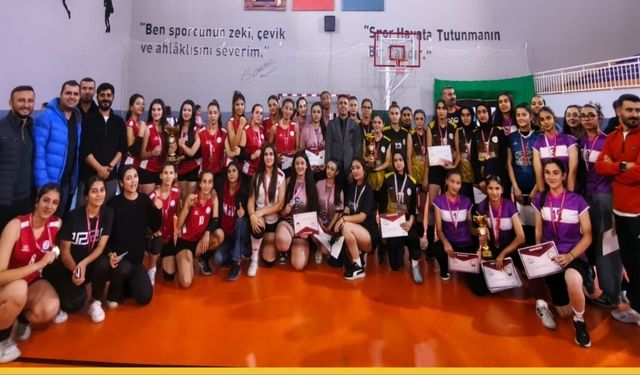 Batman’da Voleybolun Kraliçeleri Yine Değişmedi: Şampiyon Spor Lisesi!