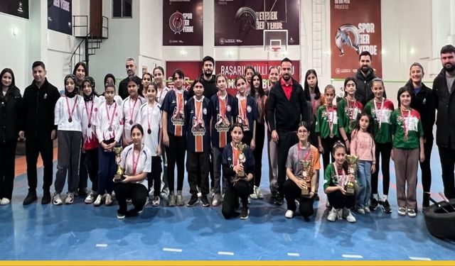 Filenin Yeni Kraliçeleri: Badminton Şampiyonu Şehit Öğretmenler Ortaokulu