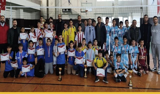Köy Takımı Beyçayırı Ortaokulu Voleybol İl Şampiyonu!