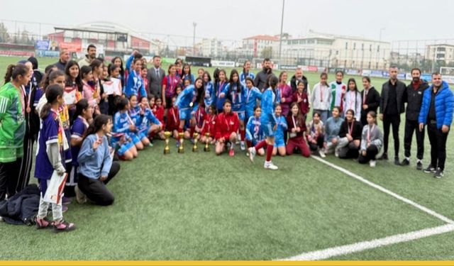 Kupaya Uzanan Ayaklar: TOKİ Kazım Karabekir Ortaokulu Batman Şampiyonu!