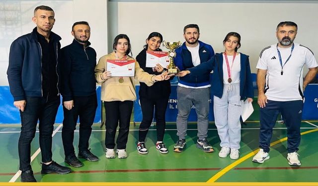 Pistte Atatürk Anadolu Lisesi Fırtınası: Floor Curling’in Sultanları Batman Şampiyonu!