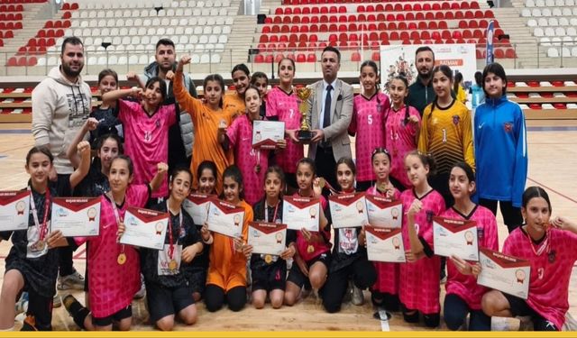 Pota Değil Kale Heyecanı: TOKİ’nin Küçük Kızları Hentbolun Zirvesine Çıktı