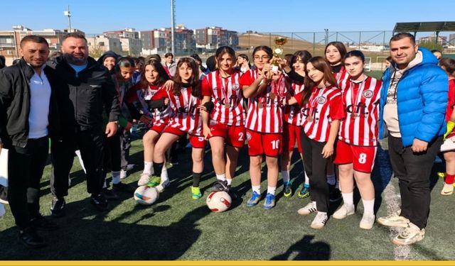Sahada Batman Spor Lisesi Rüzgarı: Genç Kızlar Futbolun Zirvesine Yerleşti