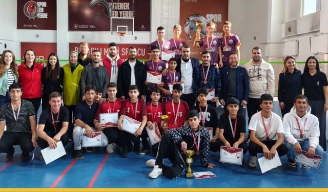 Veysel Karani Yine Zirvede: Badminton Genç Erkekler İl Şampiyonu Oldu