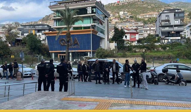 Alanya Sokaklarında Alacak Verecek Hesaplaşması: Bıçak Ve Zincirler Havada Uçuştu