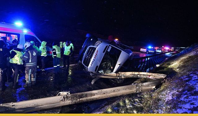 Arnavutköy’de Kar Pususu: Kontrolden Çıkan Servis Aracı Bariyerlere Saplandı