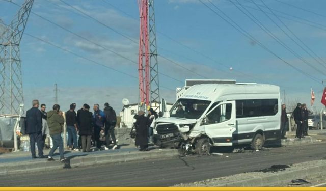 Batman OSB Yolunda Korkutan Çarpışma: Tır Ve Minibüs Birbirine Girdi!