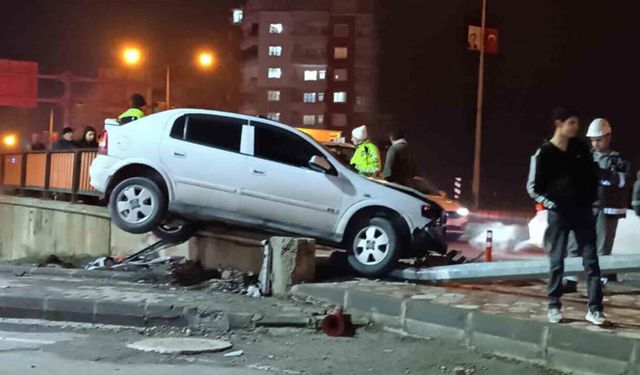 Batman Yeni Siirt Çevre Yolu'nda Kontrolden Çıkan Araç Direğe Çarptı